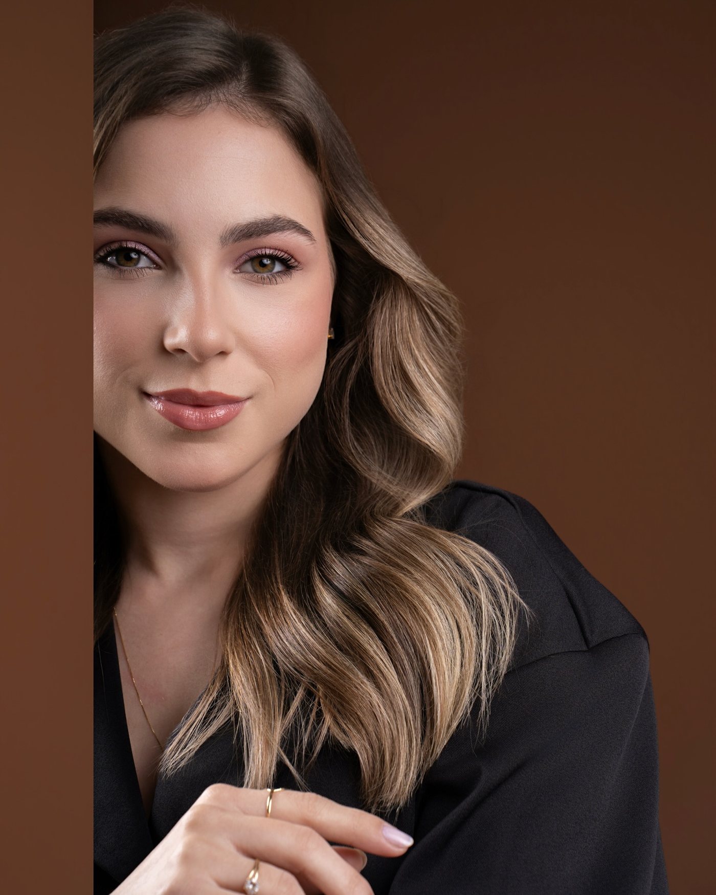 Retrato de Livia Machado, maquiadora e hairstylist em Tubarão, SC