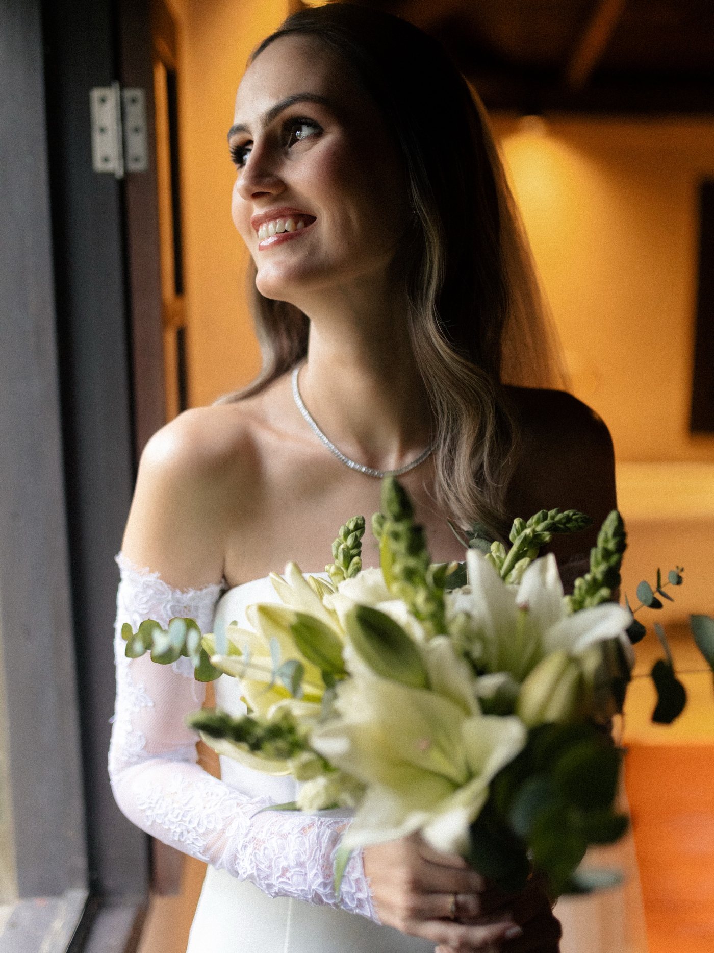 Noiva produzida por Livia Machado, com maquiagem e penteado prontos para o casamento