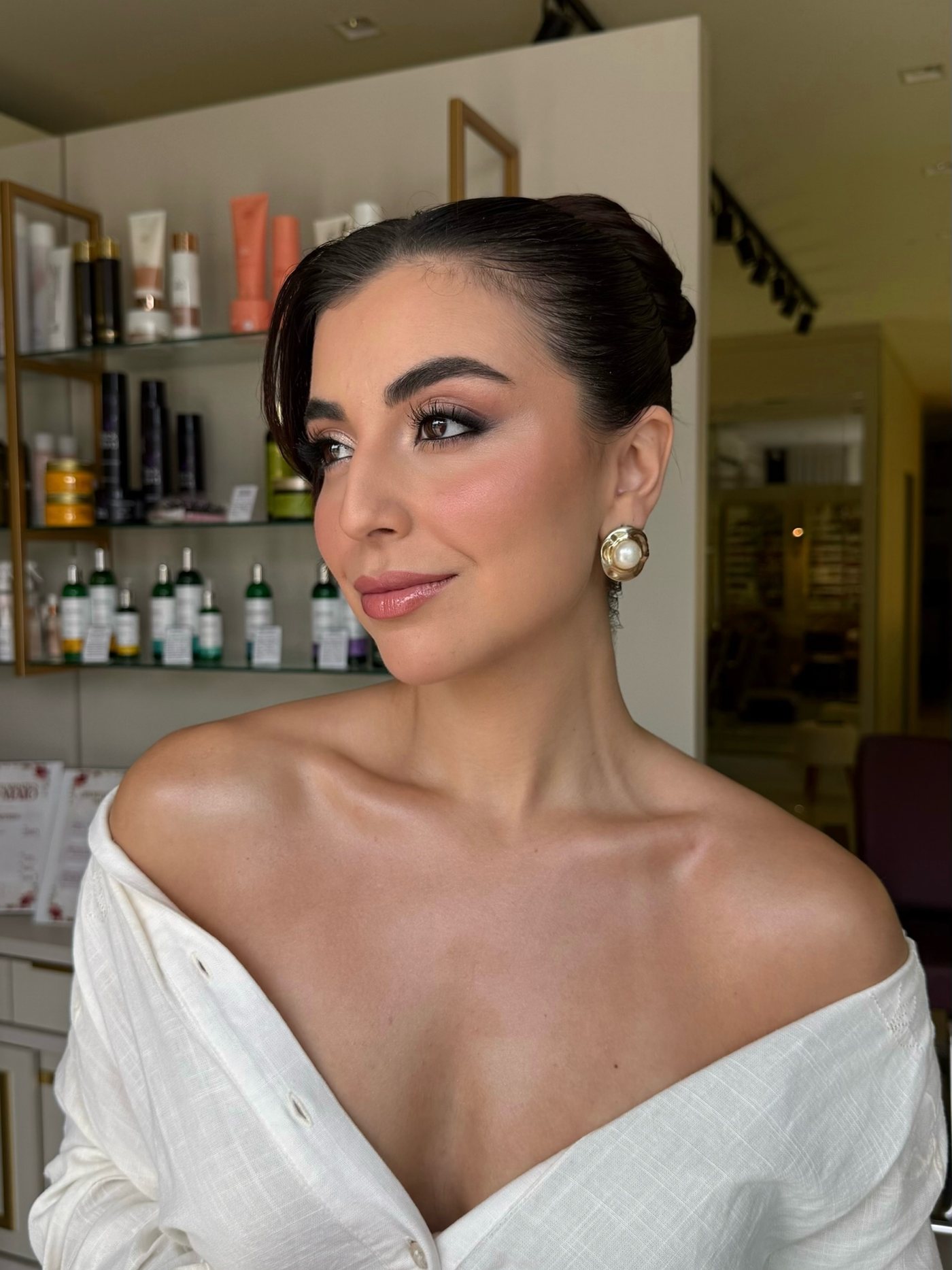 Maquiagem artística com olhos marcados e pele iluminada