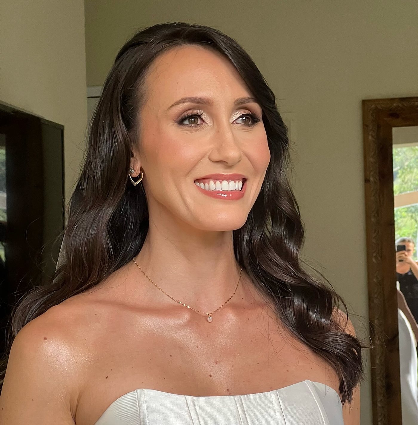 Noiva Luiza com maquiagem e penteado feitos por Livia Machado