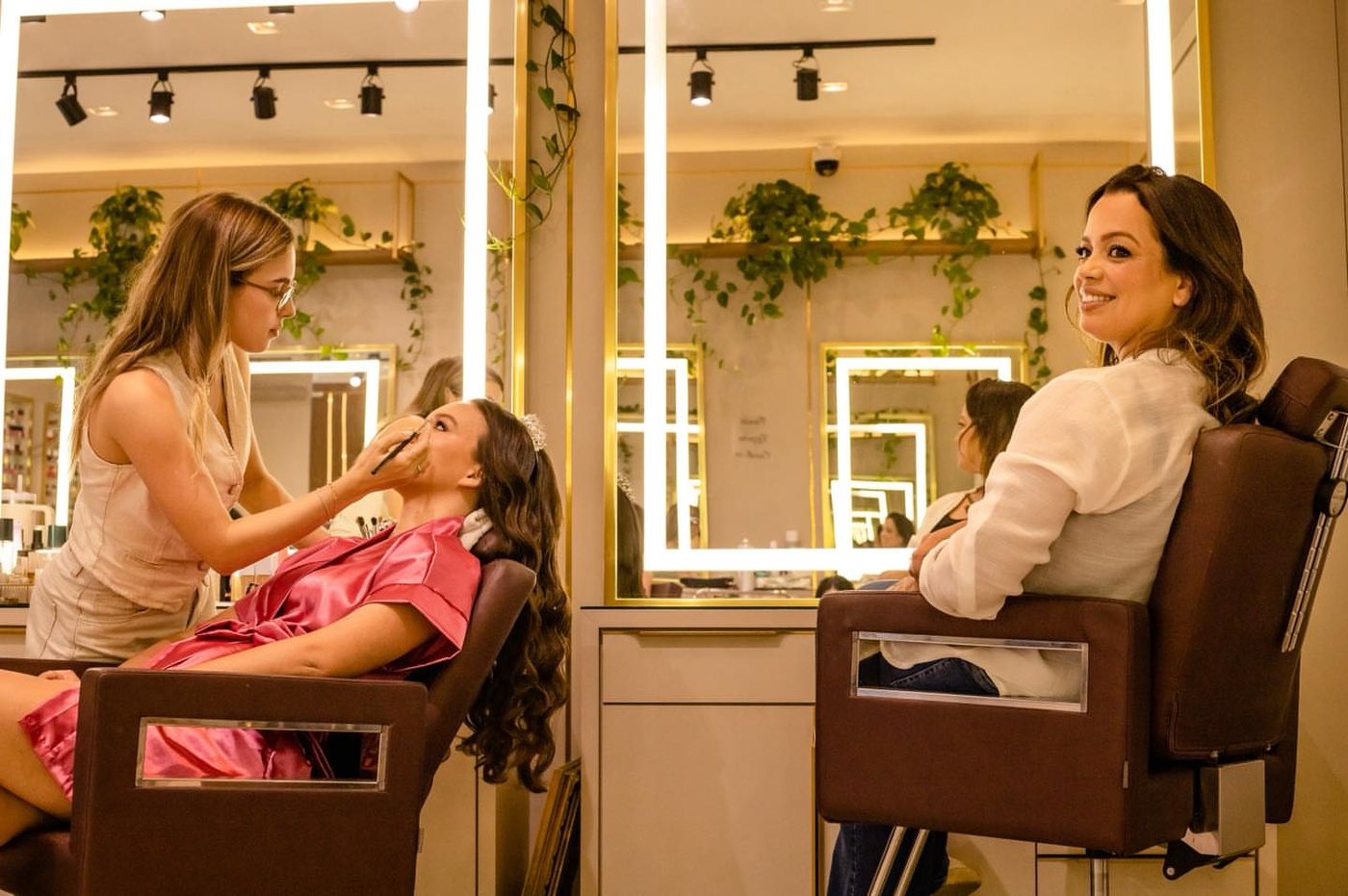 Bastidores da produção da debutante Lara antes da festa de 15 anos