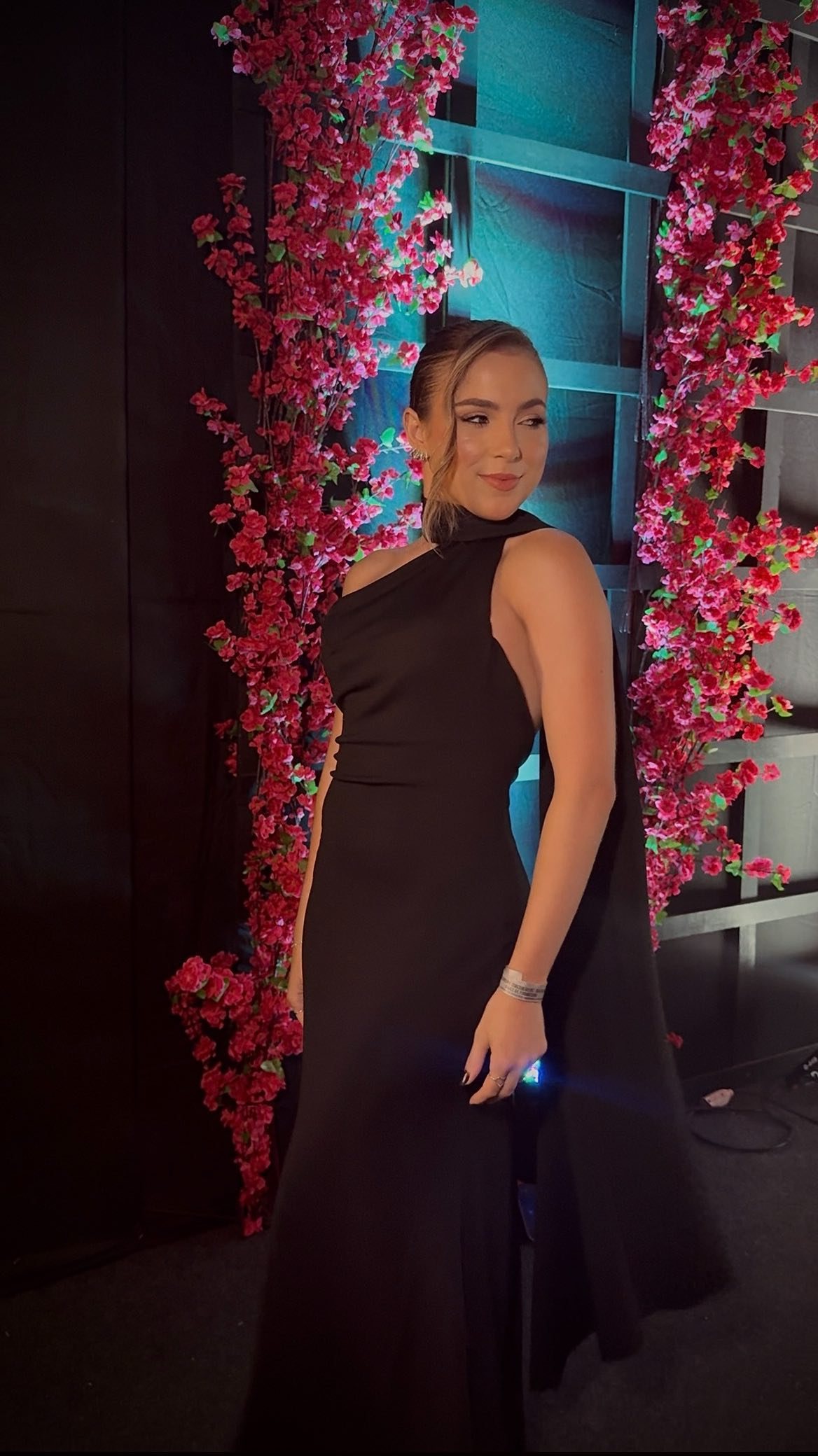 Produção social com vestido preto para evento em Tubarão