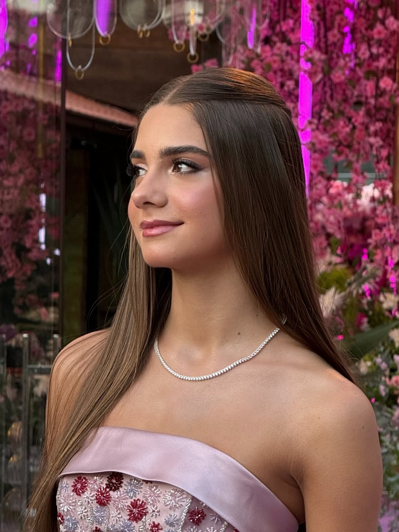 Debutante com maquiagem e cabelo prontos para a festa de 15 anos