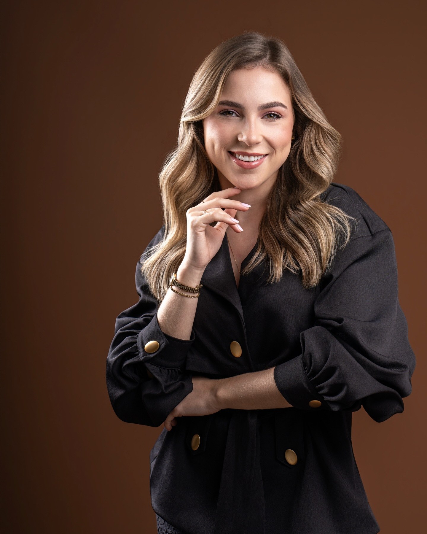 Livia Machado, maquiadora e hairstylist em Tubarão, em retrato de estúdio